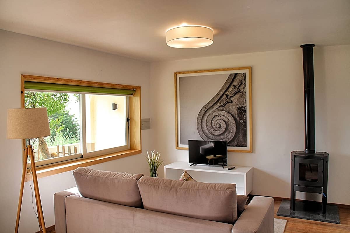 Villa, 1 habitación, vista al jardín | Área de sala de estar | Televisión de pantalla plana de 24 pulgadas con canales por cable 