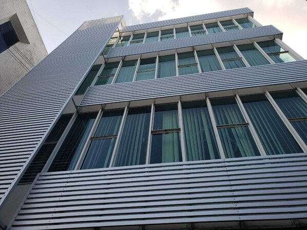 Exterior detail - Zona Chapultepec, Consulado, Expo Gdl, habitaciones completas o compartidas. (Moderna)