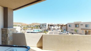 Property grounds - Oversized Private Hot Tub with XBOX (Washington)