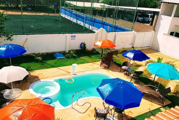 Piscine extérieure, parasols de plage, chaises longues