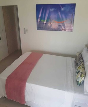 Frigobar, cofres nos quartos, escrivaninha