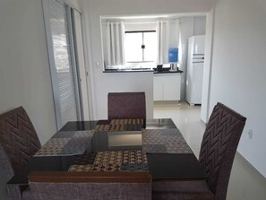 Apartamento | Sala de estar | Smart TV de 32 pulgadas con canales digitales, una televisión