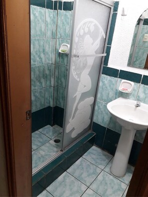 Shower, rainfall showerhead, towels, soap - Hotel Ecologico Riverside (Quevedo)