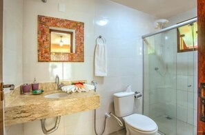 Familie studio | Badkamer | Een douche, handdoeken