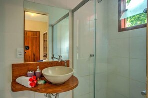 Family Suite | Bathroom | Shower, towels