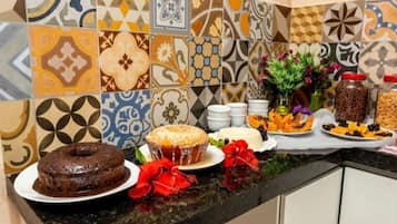 Café da manhã com buffet grátis todos os dias