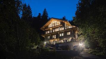 Fassade der Unterkunft – Abend/Nacht