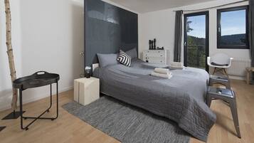 Schreibtisch, Verdunkelungsvorhänge, Bügeleisen/Bügelbrett, Babybetten