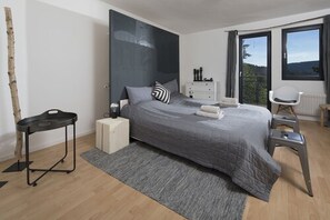 Desk, blackout drapes, iron/ironing board, cribs/infant beds - Schweizerhaus Alpirsbach (Alpirsbach)