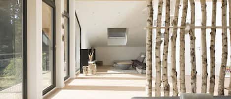 Skrivebord, blendingsgardiner, strykejern/-brett og barnesenger