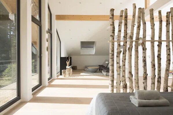 Escritorio, cortinas blackout, tabla de planchar con plancha y cunas