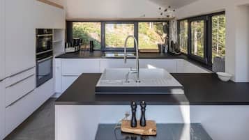 Apartment, 3 Bedrooms | Private kitchen | Full-sized fridge, oven, stovetop, dishwasher