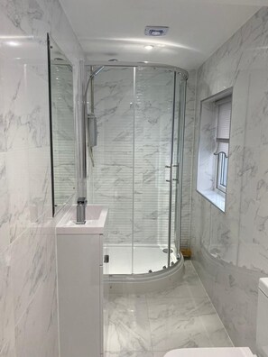 Shower, towels - Rileys Rooms (Liverpool)