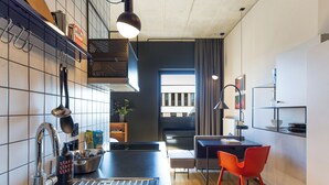 Una cocina moderna con un lavamanos, una zona de comedor con mesa y sillas, y vistas al exterior.