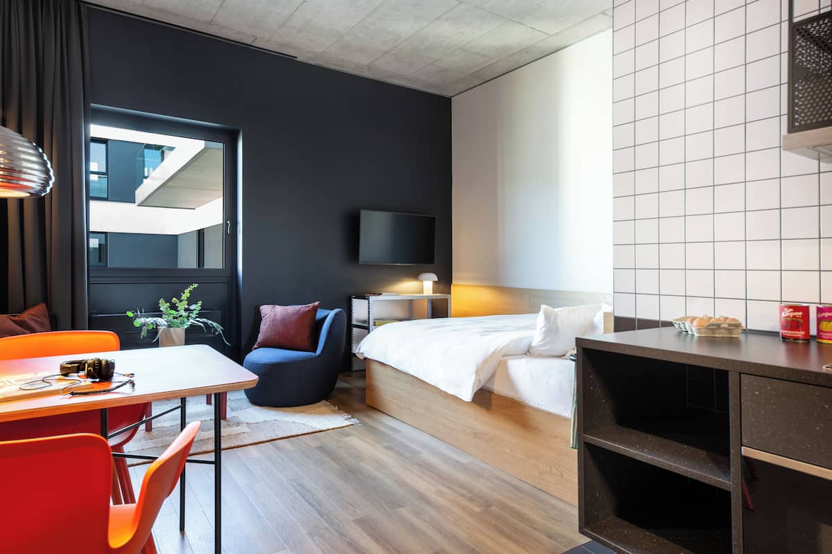Design Apartment mit Kingsize Bett | เครื่องนอนระดับพรีเมียม, ตู้นิรภัยในห้องพัก, โต๊ะทำงาน