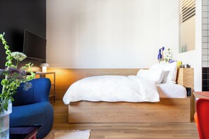 Design Apartment mit Kingsize Bett | Ylelliset vuodevaatteet, tallelokero huoneessa, työpöytä