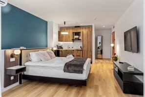 Deluxe Studio | Premium bedding, down comforters, pillowtop beds, in-room safe -  Uni88 Apart Hotel (Bucharest)