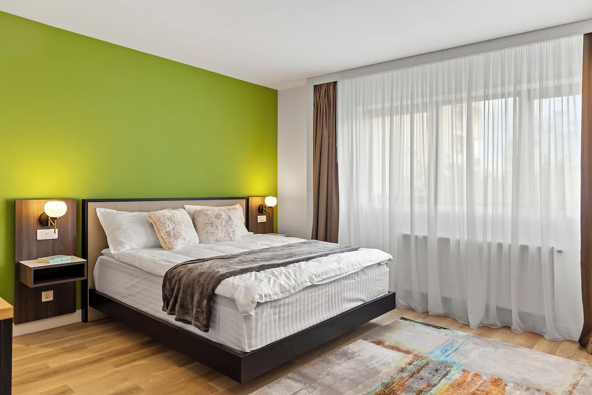 Kamar Double Deluks | Seprai premium, selimut bulu angsa, bantalan ekstra lembut, dan brankas