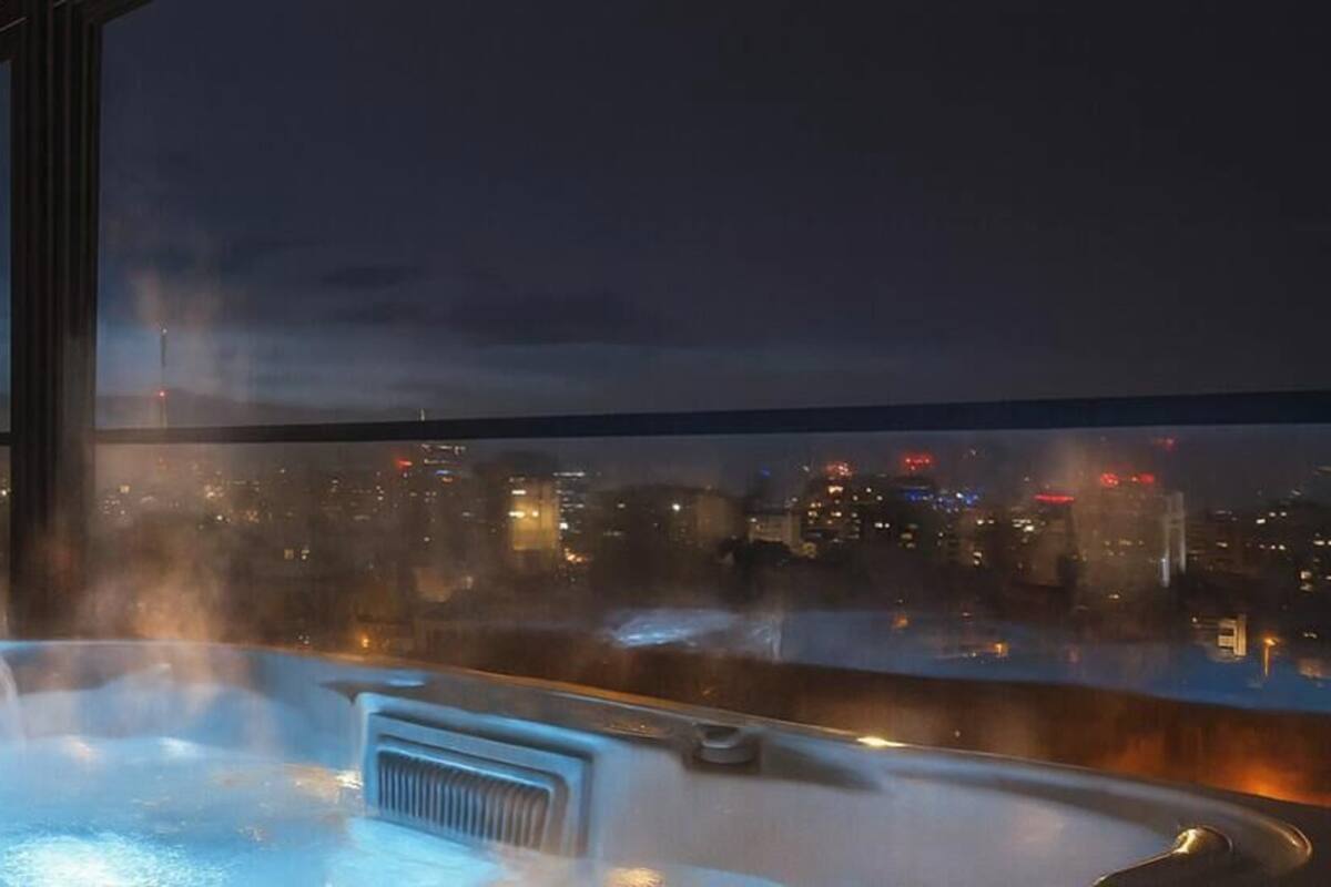 Penthouse Eksklusif, 2 kamar tidur, hot tub, pemandangan kota | Bathtub spa pribadi