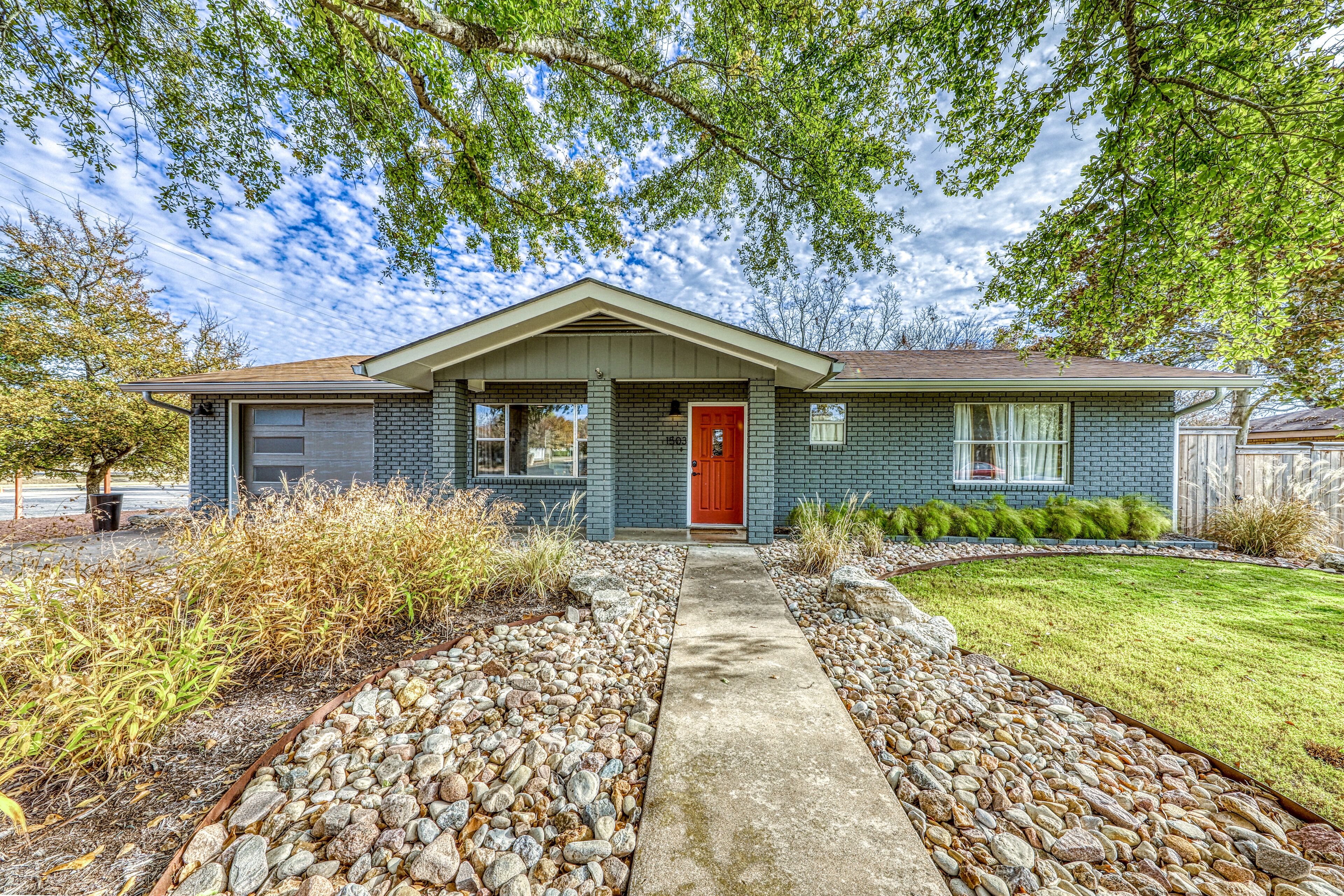Refreshing, dog-friendly home with gorgeous fenced backyard, jetted tub, & AC