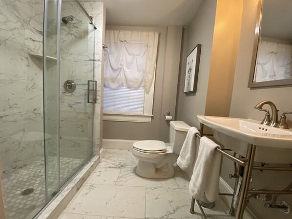 Luxury Room (24) | Bathroom | Combined shower/tub, free toiletries, towels, toilet paper - Roger Sherman Inn (New Canaan)