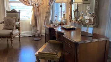 Luxury Room (22) | Minibar, individually decorated, individually furnished