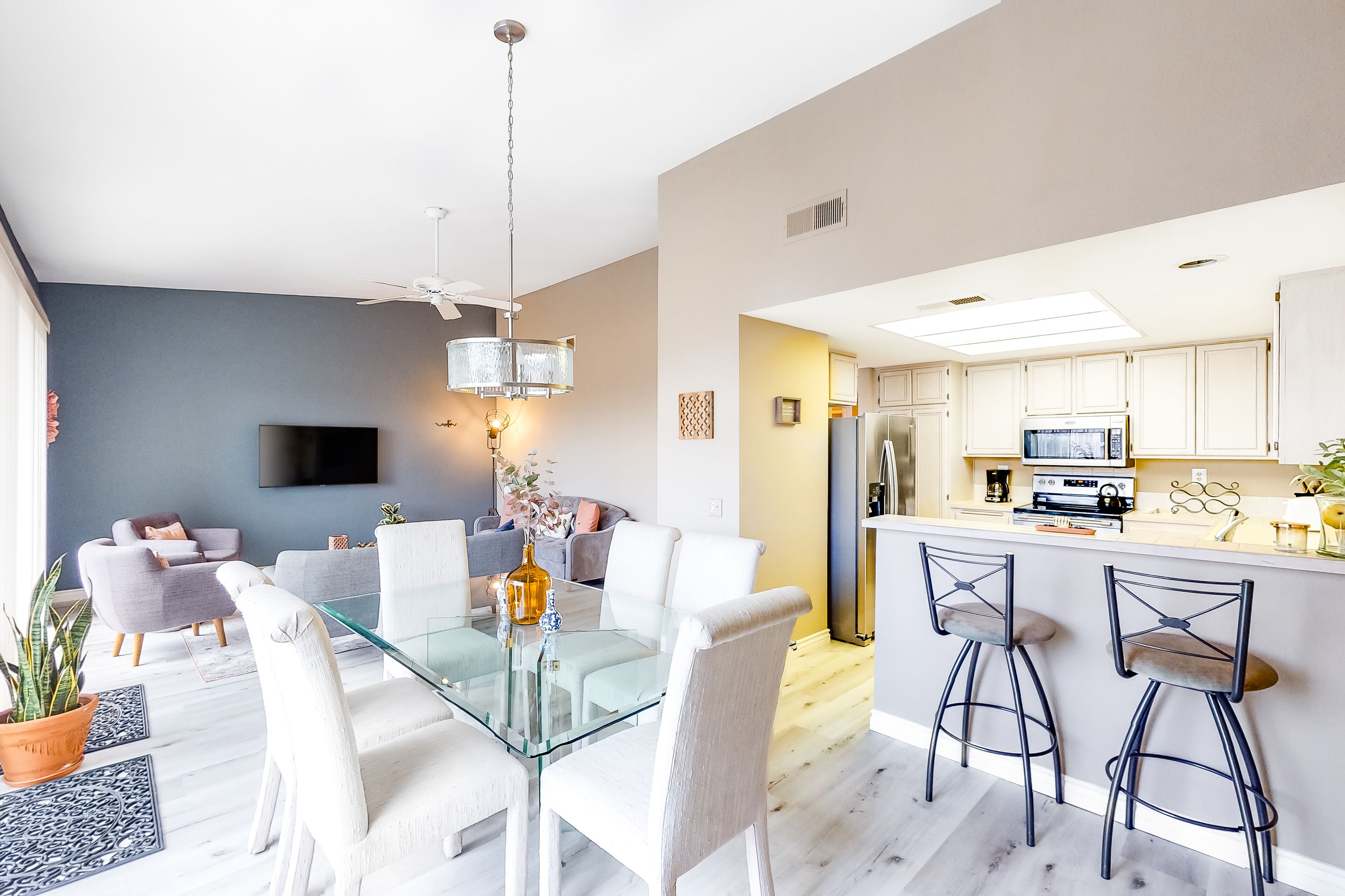 Gorgeous condo with golf & mountain views, pool, & spa - 2BR - #LIC-068408