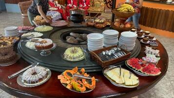 Café da manhã com buffet grátis todos os dias