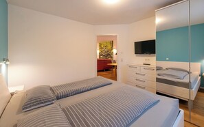 2 bedrooms, iron/ironing board, travel cot, free WiFi