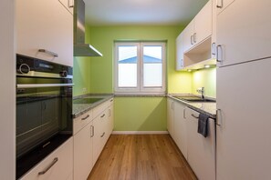 Fridge, microwave, oven, stovetop - Holiday house with lake view (Klein Wittensee)