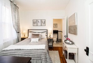 1 habitación, escritorio, tabla de planchar con plancha y cuna de viaje