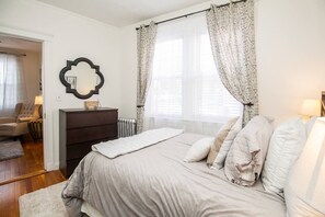 1 Schlafzimmer, Schreibtisch, Bügeleisen/Bügelbrett, Reisekinderbett