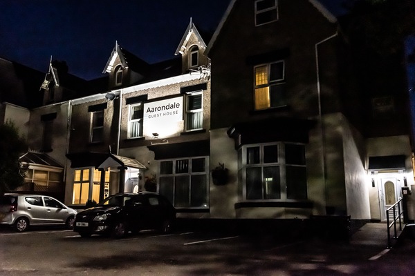 Fassade der Unterkunft – Abend/Nacht