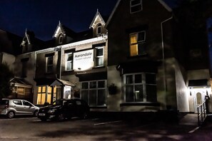 Fachada de la propiedad por la tarde o noche