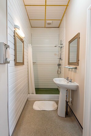 Traditional Triple Room | Bathroom