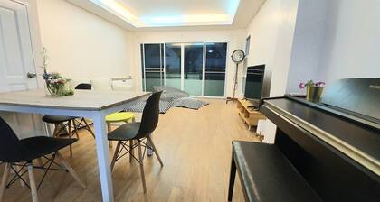 4BR townhouse above 7-11, 10mins walk to trains, local food