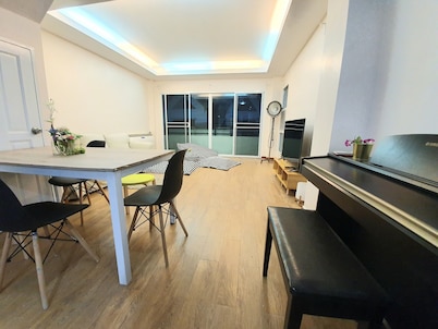 4BR townhouse above 7-11, 10mins walk to trains, local food
