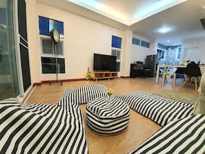Interior - 4BR townhouse above 7-11, 10mins walk to trains, local food (Dindeang)