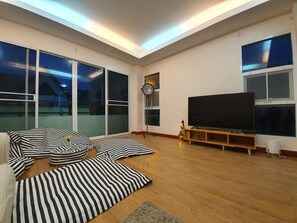 Interior - 4BR townhouse above 7-11, 10mins walk to trains, local food (Dindeang)