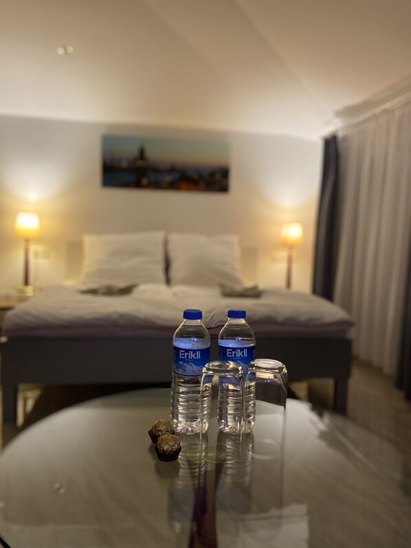 Economy Double Room | Peralatan tempat tidur premium, gebar bulu kapas, busa memori