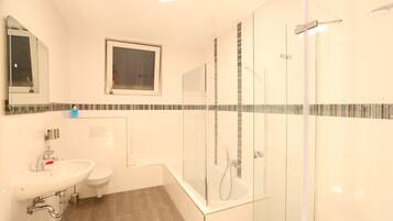Badewanne und Dusche (separat), Fußbodenheizung (Badezimmer), Handtücher