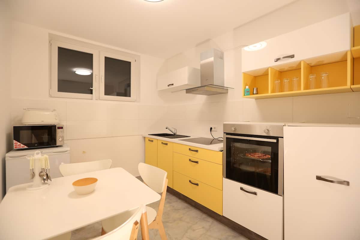 Frigorifero con congelatore, microonde, forno, piano cottura