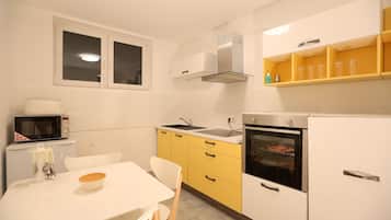 Full-sized fridge, microwave, oven, stovetop
