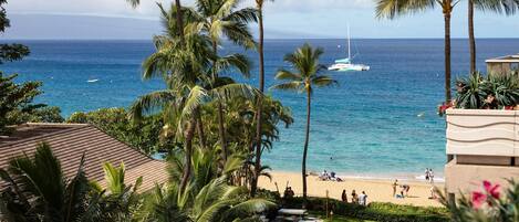 Na praia, espreguiçadeiras, toalhas de praia
