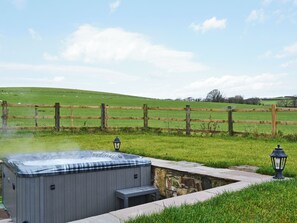 Outdoor spa tub - Bluebell Barn is a perfect hideaway for a week or long weekend. (Okehampton)