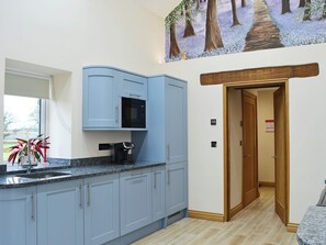 Dishwasher, cookware/dishes/utensils, freezer - Bluebell Barn is a perfect hideaway for a week or long weekend. (Okehampton)