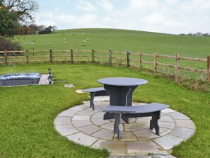 Outdoor dining - Bluebell Barn is a perfect hideaway for a week or long weekend. (Okehampton)