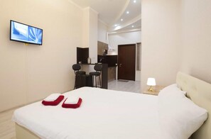 Hochwertige Bettwaren, Schreibtisch, laptopgeeigneter Arbeitsplatz