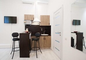 烤箱、爐台、烤盤、鍋具/餐盤/廚房用品