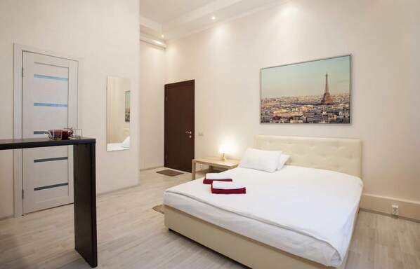 Kamar Quadruple Comfort | Seprai premium, meja kerja, dan ruang kerja ramah laptop